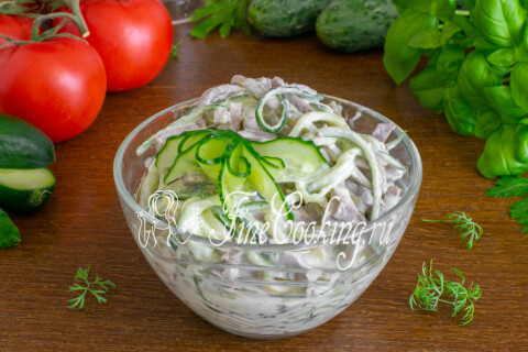 Порция салата с огурцами и языком в глубокой миске для подачи