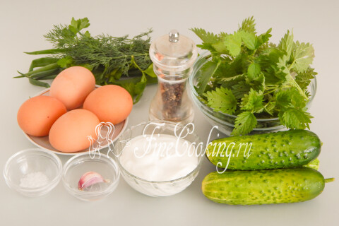 Продукты для салата с огурцом, яйцом и крапивой: огурцы, яйца, зелень и натуральный йогурт