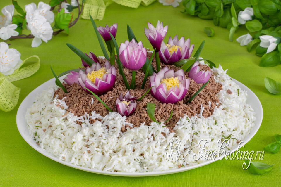 Салат с печенью и огурцами Крокусы — готовое блюдо