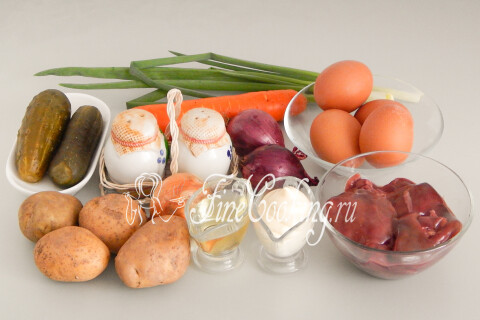 Продукты для салата Крокусы: куриная печень, картофель, морковь, лук, соленые огурцы, яйца и майонез
