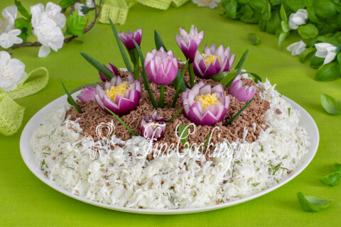 Слоёный салат Крокусы с печенью и солёными огурцами на тарелке