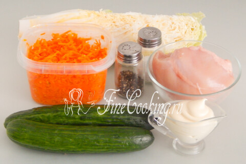 Пекинская капуста, морковь по-корейски, огурцы, куриная грудка, майонез, соль и перец на столе.
