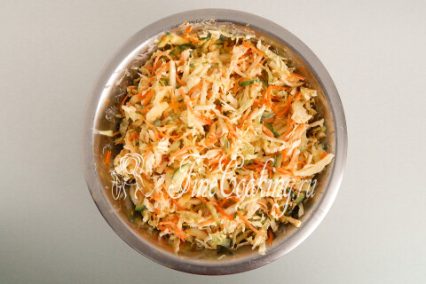 Готовый салат солится и перчится по вкусу перед подачей.