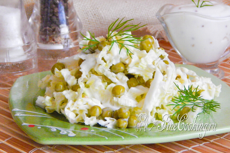 Салат с пекинской капустой и горошком — готовое блюдо