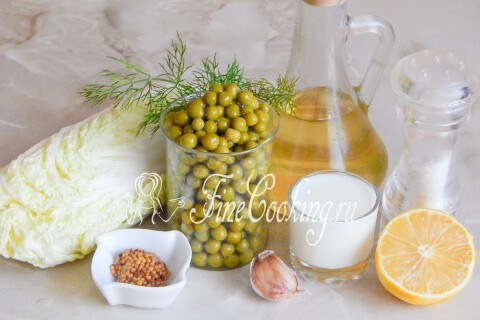 Продукты для салата: пекинская капуста, зелёный горошек, молоко, лимон, чеснок и горчица