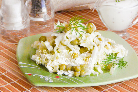Готовый салат с пекинской капустой и горошком, украшенный веточкой укропа