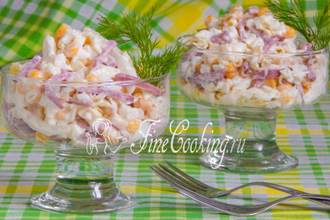 Салат с пекинской капустой и копчёной колбасой, поданный к столу