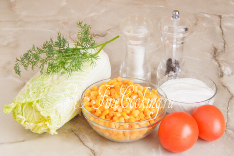 Продукты для салата с пекинской капустой: капуста, помидоры, кукуруза, сметана и укроп