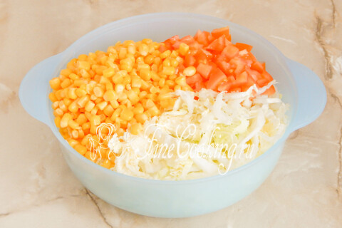Капуста, помидоры и консервированная кукуруза в миске для салата