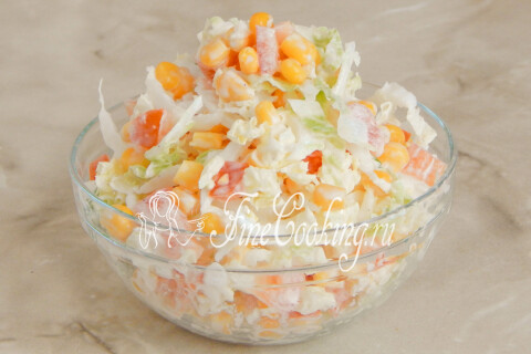 Салат с хрустящей капустой, томатами и кукурузой в глубокой миске