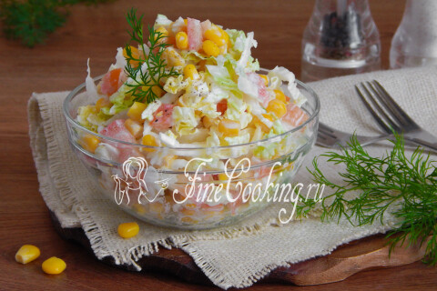 Порция салата с пекинской капустой и помидорами на тарелке рядом с ломтиком черного хлеба