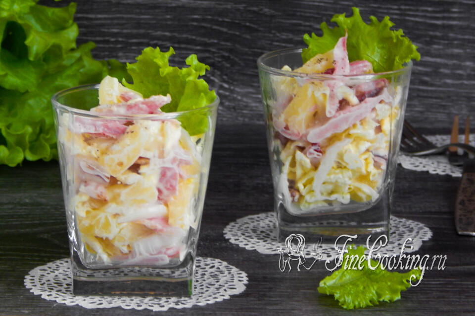 Салат с пекинской капустой, копченой курицей и ананасами — готовое блюдо