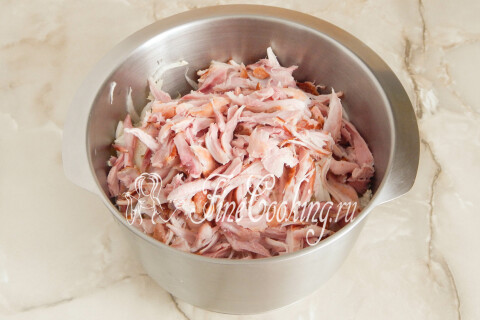 Кусочки копчёной курицы, добавленные в миску к капусте и ананасу