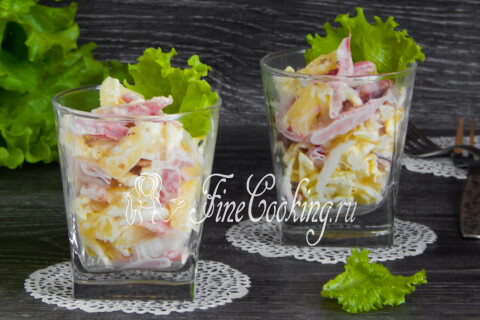 Копчёная курица с ананасом и капустой в тарелке, готовая к подаче