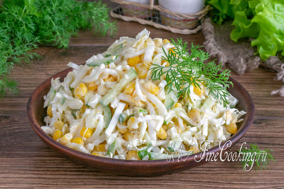 Салат с пекинской капустой, кукурузой и огурцом — готовое блюдо