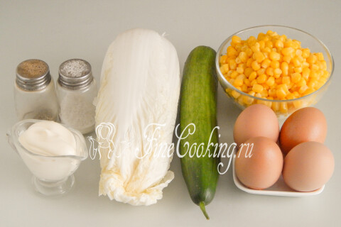 Продукты для салата: пекинская капуста, куриные яйца, огурцы, консервированная кукуруза, майонез, соль и перец.