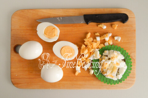 Вареные куриные яйца, нарезанные аккуратным мелким кубиком.