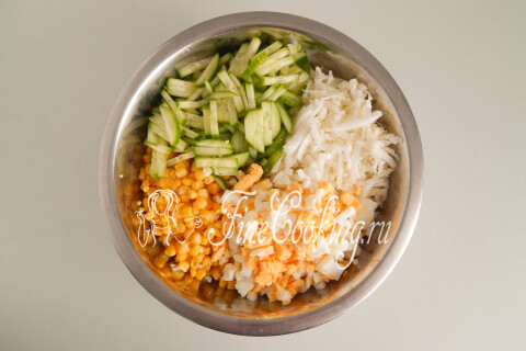 Пекинская капуста, яйца, огурец и кукуруза в большой миске.