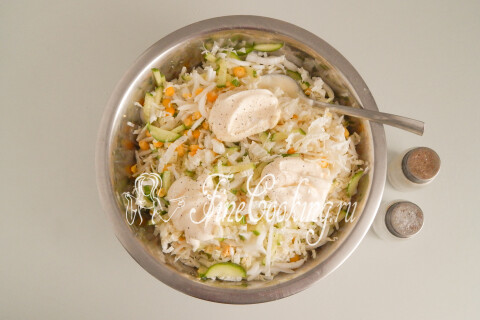 Салат с капустой и кукурузой, заправленный майонезом.