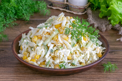 Готовый салат с пекинской капустой, кукурузой, огурцами и яйцами.