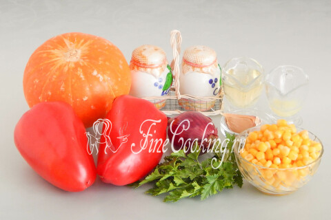 Продукты для салата с тыквой: тыква, сладкий перец, консервированная кукуруза, лук и чеснок