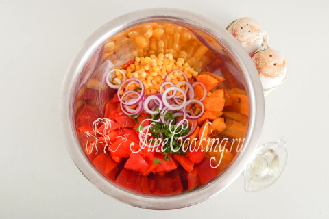 Овощи с кукурузой, зеленью, маслом и лимонным соком в миске
