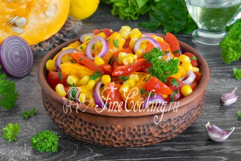 Салат с печёными тыквой, перцем и кукурузой в тарелке