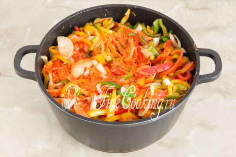 Овощной салат, закипающий в кастрюле под крышкой