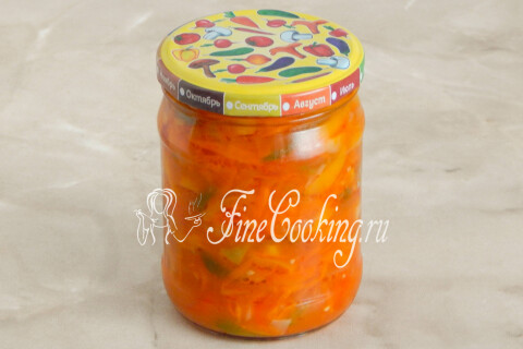 Банки с овощным салатом, закрытые крышками с помощью ключа