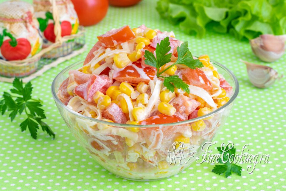 Салат с помидорами, кукурузой и сыром — готовое блюдо