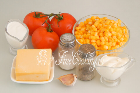 Продукты для салата с помидорами, кукурузой и сыром: сметана, майонез и чеснок