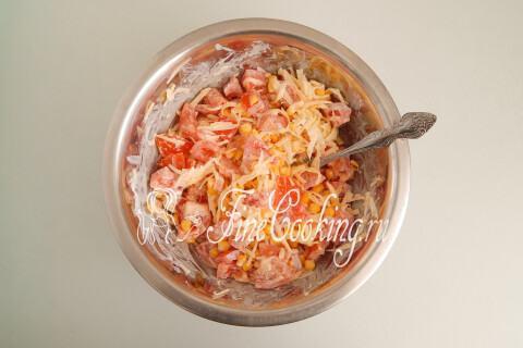 Перемешанный салат с кукурузой и сыром в глубокой миске перед подачей