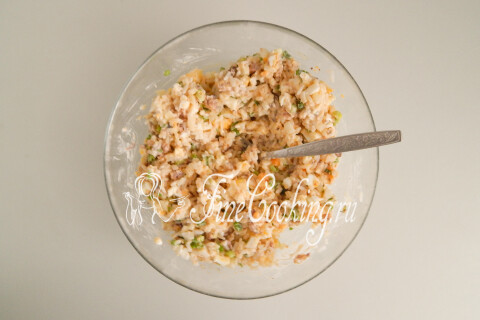 Перемешанный рыбный салат с рисом и консервами в миске