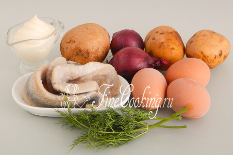 Продукты для салата с селёдкой: картофель, куриные яйца, солёная сельдь, лук, укроп и майонез