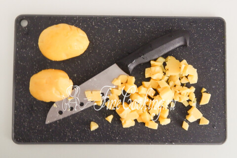 Отварной картофель, очищенный от кожицы и нарезанный кубиком