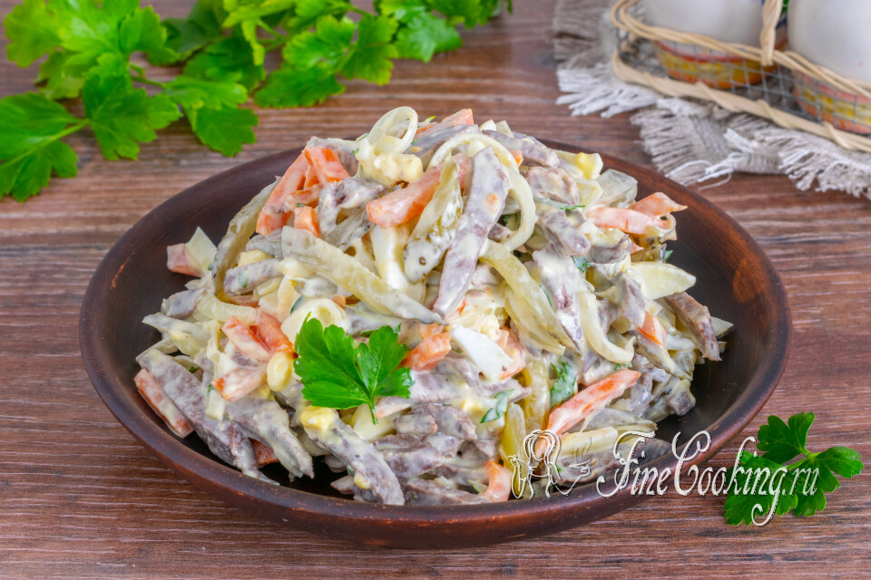 Салат с сердцем и солеными огурцами — готовое блюдо