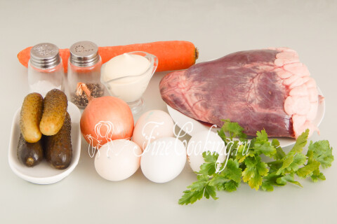 Продукты для салата с сердцем и солёными огурцами: говяжье сердце, яйца, огурцы, лук и морковь