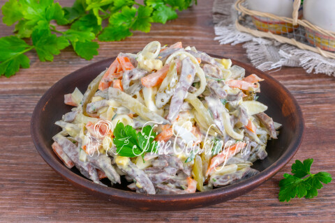 Порция салата с сердцем и огурцами на тарелке для подачи