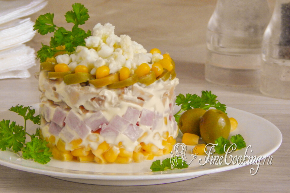 Салат с ветчиной, шампиньонами и кукурузой — готовое блюдо