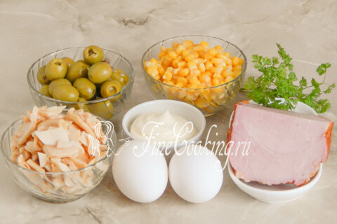 Продукты для салата с ветчиной, шампиньонами и кукурузой: ветчина, шампиньоны, кукуруза, яйца, оливки и майонез