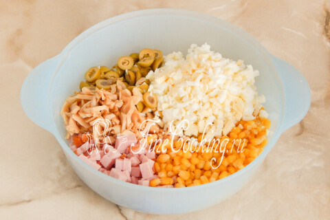 Миска с ветчиной, шампиньонами, яйцами и консервированной кукурузой