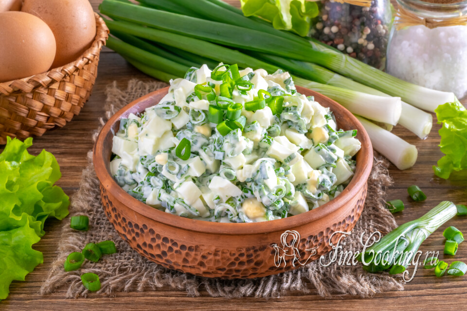 Салат с яйцом и зеленым луком — готовое блюдо