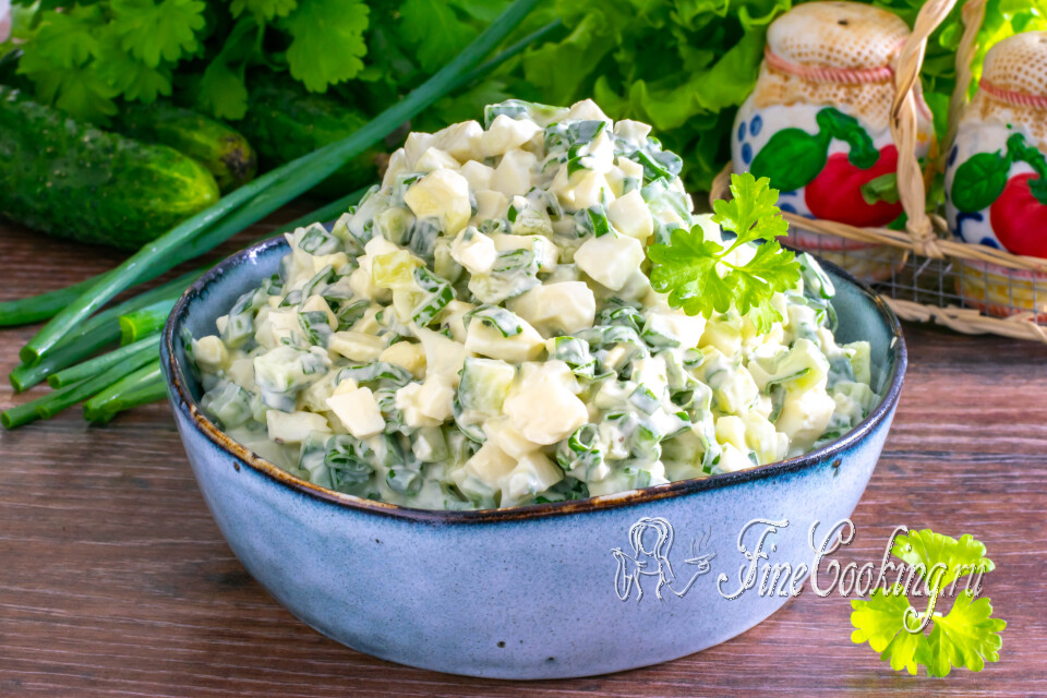 Салат с яйцом, огурцом и зеленым луком — готовое блюдо