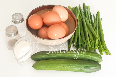 Продукты для салата: куриные яйца, свежие огурцы, зеленый лук и майонез