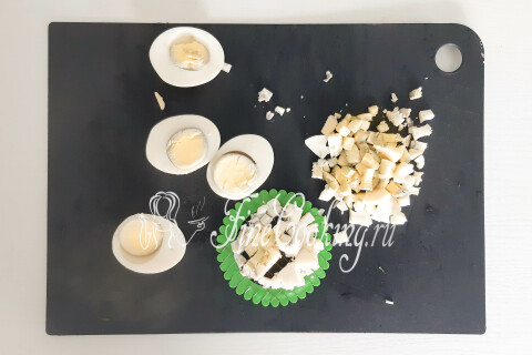 Вареные яйца, нарезанные мелким кубиком с помощью решетки