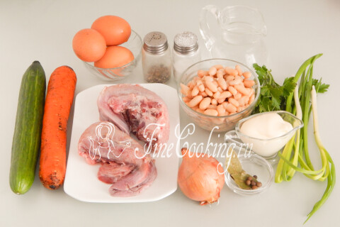 Продукты для салата с языком: свиной язык, огурец, яйца, фасоль, зелень и майонез.
