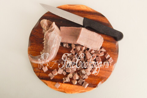 Остывшие языки, нарезанные мелким кубиком как огурцы и яйца.