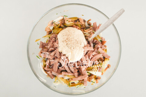 Овощи с языком, заправленные майонезом и чёрным перцем