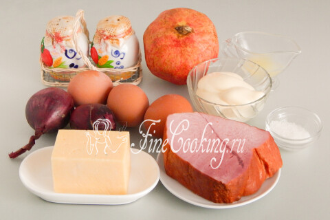 Продукты для салата Сапожок: гранат, ветчина, сыр, яйца, репчатый лук, майонез, лимонный сок, сахар и перец.