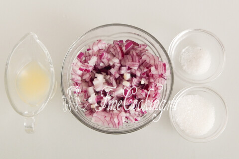 Нарезанный лук в мисочке с лимонным соком, сахаром и солью.